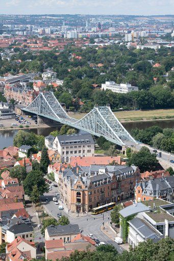 27 July 2020, Saxony, Dresden: View of the Elbe bridge "Blaues Wunder" in Loschwitz, which connects the villa and residential areas Blasewitz and Loschwitz Photo: Sebastian Kahnert\/dpa-Zentralbild\/dpa