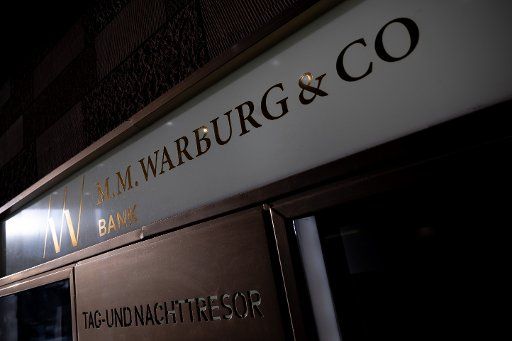 30 September 2020, Baden-Wuerttemberg, Stuttgart: Light falls on the sign of the private bank M.M. Warburg & Co. Photo: Sebastian Gollnow\/dpa