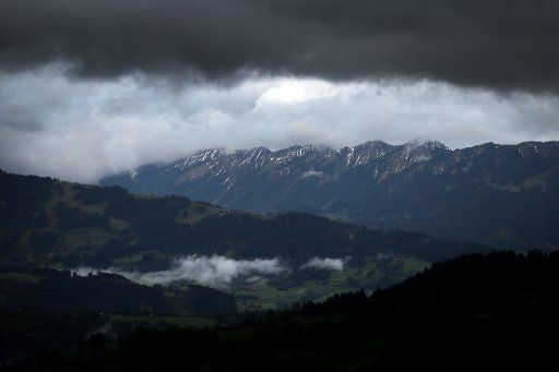 06 October 2020, Bavaria, Immenstadt: Clouds are moving over the mountains of the Horn chain in the Illertal. Photo: Karl-Josef Hildenbrand\/dpa