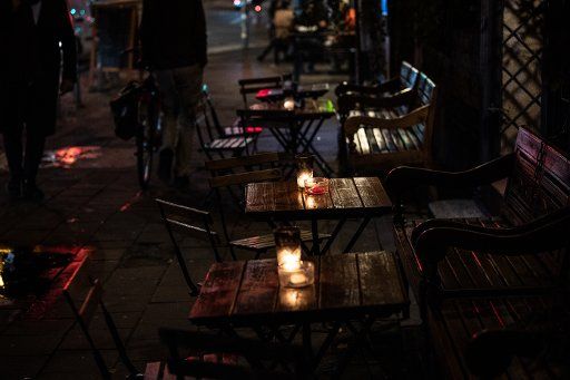 10 October 2020, Berlin: Candles are on the tables in front of a restaurant. In Berlin, new rules to contain the Corona pandemic have come into force. Photo: Paul Zinken\/dpa