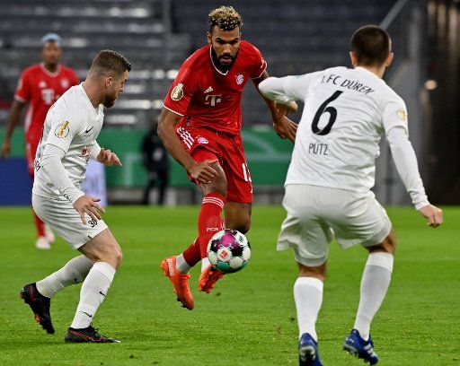 15 October 2020, Bavaria, Munich: Football: DFB Cup, 1st FC Düren - Bayern Munich, 1st round. Eric Maxim Choupo-Moting (M) from FC Bayern Munich and Markus Dominik Wipperfürth (l) and David Pütz from 1 FC Düren fight for the ball. Photo: Peter Kneffel\/dpa - IMPORTANT NOTE: In accordance with the regulations of the DFL Deutsche Fußball Liga and the DFB Deutscher Fußball-Bund, it is prohibited to exploit or have exploited in the stadium and\/or from the game taken photographs in the form of sequence images and\/or video-like photo series