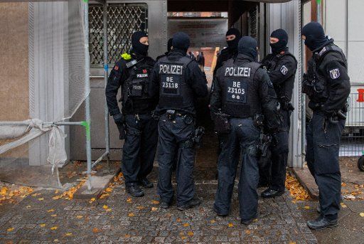 21 October 2020, Berlin: Police officers are standing at the entrance of a mosque in Berlin-Kreuzberg. Berlin police have been searching a mosque and several businesses since this morning on suspicion of Corona subsidy fraud. Photo: Christoph Soeder\/dpa