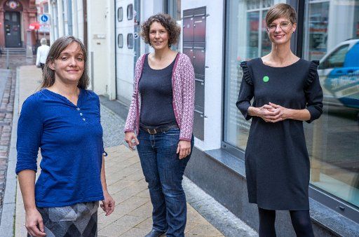 21 October 2020, Mecklenburg-Western Pomerania, Schwerin: Claudia Schulz (l-r), Ulrike Berger and Anne Shepley are standing in front of the Internet cafe "Tisch" before a press conference to present candidates of Bündnis90\/Die Grünen in the state elections 2021 in Mecklenburg-Vorpommern. On 31.10.2020 and 01.11.2020 the candidates will present themselves for election at the State Delegates Conference (LDK). Photo: Jens Büttner\/dpa-Zentralbild\/dpa