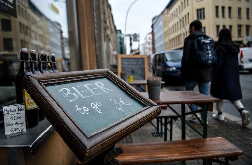 26 October 2020, Berlin: At a pub there is a sign saying "Beer to go". Photo: Kira Hofmann\/dpa-Zentralbild\/dpa