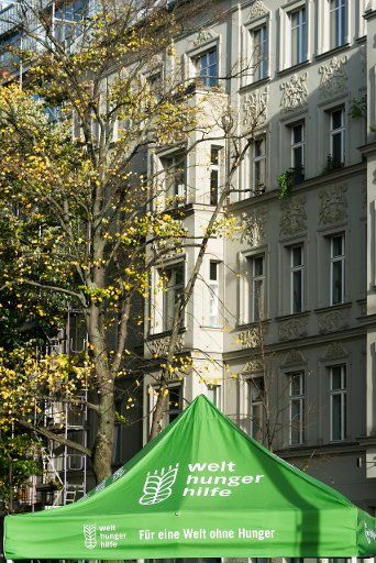 02 November 2020, Berlin: A tent roof of an information stand of the Welthungerhilfe in Sonntagstraße. On the area is also written "For a world without hunger". Photo: Jens Kalaene\/dpa-Zentralbild\/ZB
