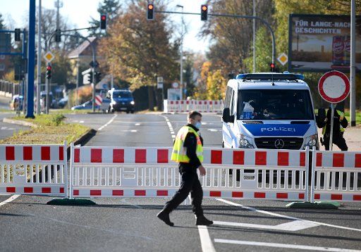 06 November 2020, Saxony, Chemnitz: Police are securing access to the restricted area. After the discovery of an aerial bomb from the Second World War, residents in the restricted area around the bomb have been evacuated since the morning. About 15,000 people are affected. The five-centner bomb was discovered during construction work on Wednesday (04.11.2020). Photo: Hendrik Schmidt\/dpa-Zentralbild\/dpa