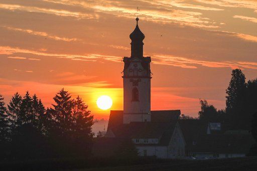 15 September 2020, Baden-Wuerttemberg, Oberstadion: Hintzer of the church of Oberstadion the sun rises in the morning. Photo: Thomas Warnack\/dpa