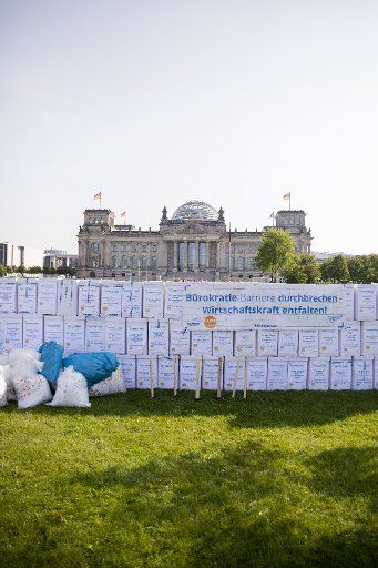 15 September 2020, Berlin: Around three million cash vouchers have been set up in boxes and bags in a protest action against the obligation to produce cash vouchers in shops in front of the Reichstag building. The Bavarian Association of Medium-Sized Businesses (BDS Bayern) is demanding that the obligation to present receipts be abolished. Photo: Christoph Soeder\/dpa