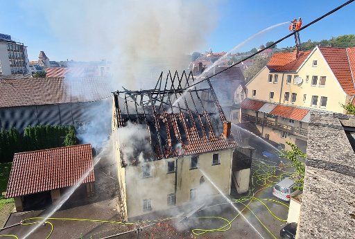 19 September 2020, Baden-Wuerttemberg, Backnang: Firefighters extinguish the fire in a half-timbered house. In the course of the extinguishing work, the roof and the gables of the house collapsed. The building is now uninhabitable, the officials said. (to dpa: "Half-timbered house in Backnang collapses after fire") Photo: Benjamin Beytekin\/dpa
