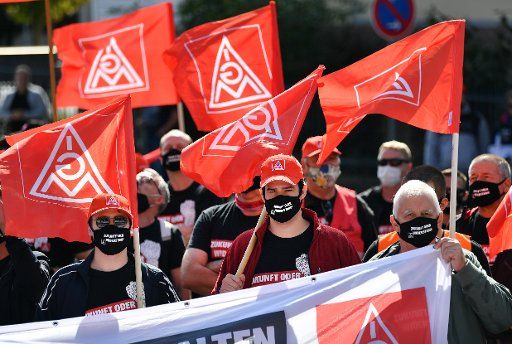 24 September 2020, Thuringia, Heilbad Heiligenstadt: Around 250 employees of the fastener manufacturer Norma stand together during a warning strike at a rally. The wording "future or resistance" is printed on the mouth-nose covers. The factory in Eichsfeld is to be closed. Photo: Martin Schutt\/dpa-Zentralbild\/dpa