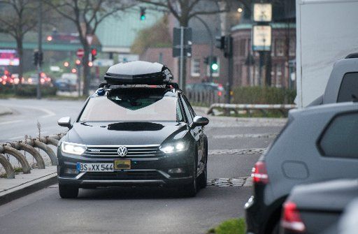09 December 2020, Hamburg: A vehicle of the research project "Urban Smart Park" is driving autonomously through the streets during a press meeting during a test drive with a security driver on its way to a free parking space, in order to park autonomously afterwards. Photo: Daniel Bockwoldt\/dpa