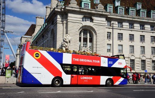 08 September 2019, United Kingdom, London: A sightseeing bus takes tourists across Tower Brigde Photo: Waltraud Grubitzsch\/dpa-Zentralbild\/ZB