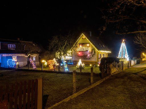 ILLUSTRATION - 25 December 2020, Brandenburg, Jahnfelde: The house and grounds in Jahnfelde, Brandenburg, are decorated for Christmas. Photo: Paul Zinken\/dpa