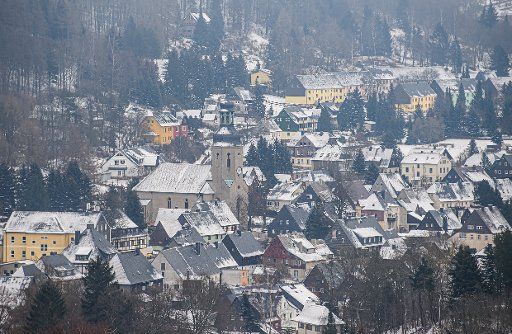 28 December 2020, Saxony, Geising: View of the snow-covered small town in the Saxon Osterzgebirge mountains not far from the Czech border. Photo: Robert Michael\/dpa-Zentralbild\/dpa