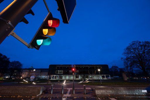 29 December 2020, Baden-Wuerttemberg, Stuttgart: ILLUSTRATION - A traffic light shows the colors red, yellow and green in front of the state parliament of Baden-Württemberg in the early morning (shot with long exposure). In 2021, the state election will take place in Baden-Württemberg. (to dpa "Is Baden-Württemberg facing traffic lights?") Photo: Marijan Murat\/dpa