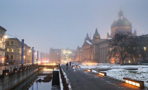 04 January 2021, Saxony, Leipzig: The Federal Administrative Court in the fog. Photo: Jan Woitas\/dpa-Zentralbild\/dpa
