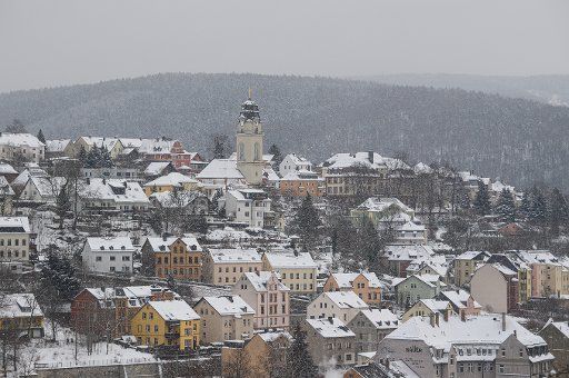 16 January 2021, Saxony, Aue: Snow-covered are the roofs of the town in the Erzgebirge with the Friedenskirche. Photo: Robert Michael\/dpa-Zentralbild\/dpa