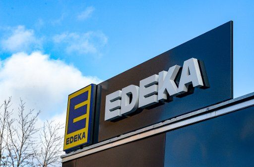 05 November 2020, Berlin: The logo of the retailer Edeka. The Edeka Group is a cooperative group of companies in the German retail sector. Photo: Jens Kalaene\/dpa-Zentralbild\/ZB