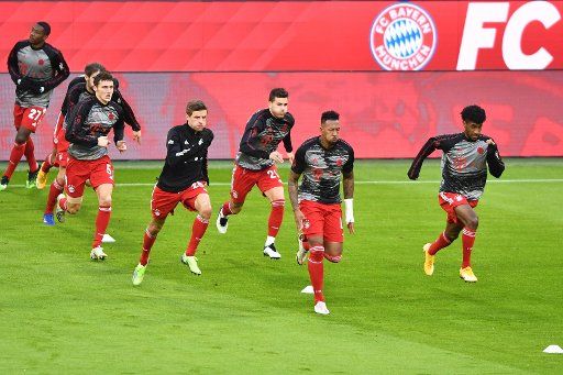 21 November 2020, Munich: Football: Bundesliga, Bayern Munich - Werder Bremen, 8th matchday, in the Allianz Arena. Bayern players warm up. Photo: Lukas Barth\/epa\/Pool\/dpa - IMPORTANT NOTE: In accordance with the regulations of the DFL Deutsche Fußball Liga and the DFB Deutscher Fußball-Bund, it is prohibited to exploit or have exploited in the stadium and\/or from the game taken photographs in the form of sequence images and\/or video-like photo series