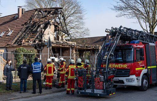 02 March 2021, Schleswig-Holstein, Nortorf: Firefighters and police look at the remains of a row end house that was almost completely destroyed in an explosion. One day after the explosion in the house in Nortorf (Rendsburg-Eckernföde district), a 54-year-old female resident is still missing. Photo: Axel Heimken\/dpa