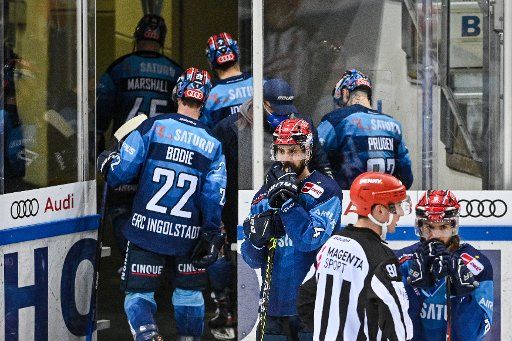 12 March 2021, Bavaria, Ingolstadt: Ice hockey: DEL, ERC Ingolstadt - Adler Mannheim, Hauptrunde, Hauptrunde games, Matchday 26 at Saturn Arena. The Ingolstadt team leaves the ice disappointed after losing the game against Mannheim 4:6. Photo: Armin Weigel\/dpa