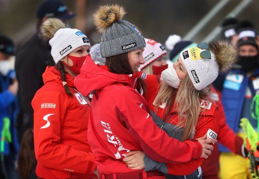 30 January 2021, Bavaria, Garmisch-Partenkirchen: Alpine skiing: World Cup, Super G, women: Tamara Tippler (r) from Austria congratulates her teammate Christine Scheyer (M) on fifth place. Photo: Karl-Josef Hildenbrand\/dpa