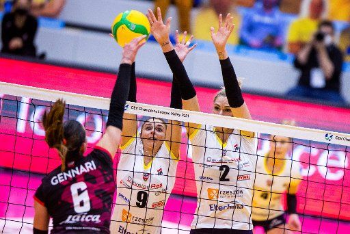03 February 2021, Mecklenburg-Western Pomerania, Schwerin: Volleyball, Women: Champions League, DevelopRes Rzeszów - Yamamay Busto Arsizio, 4th round, Group A, Matchday 6: Anna Kaczmar (M) and Elisa Monni (r) of DevelopRes Rzeszów (Poland) block the ball of Alessia Gennari (in front) of Yamamay Busto Arsizio (Italy) at the net. Photo: Jens Büttner\/dpa-Zentralbild\/dpa
