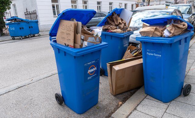 15 April 2021, Bavaria, Munich: Overflowing paper waste bins are littering the streets of the Bavarian capital. Photo: Peter Kneffel\/dpa