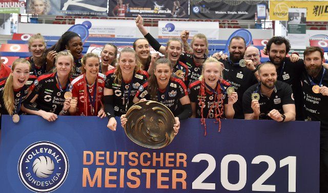 dpatop - 24 April 2021, Saxony, Dresden: Volleyball, Women: Bundesliga, Dresdner SC - MTV Stuttgart, championship round, 5th and last game of the best-of-five final, at Margon Arena. The players of Dresdner SC cheer about their championship title. Photo: Matthias Rietschel\/dpa-Zentralbild\/dpa