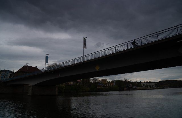 06 May 2021, Bavaria, Schweinfurt: A cyclist rides over the Maxbrücke bridge in Schweinfurt. The incidence of the city of Schweinfurt has moved below 300. The Robert Koch Institute (RKI) reported a value of 295.7 today. Photo: Nicolas Armer\/dpa