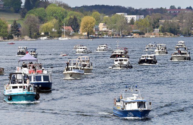 08 May 2021, Brandenburg, Werder: Charter boats sail across Lake Zern during a demonstration against the ban on overnight stays on charter boats. Photo: Bernd Settnik\/dpa