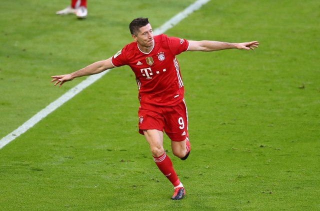 08 May 2021, Múnich: Robert Lewandowski celebrates his goal in the 3-0 win between Bayern Munich and Borussia Mönchengladbach in the 32nd Bundesliga match of the season. With two games remaining in the Bundesliga, Poland\