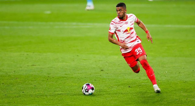16 May 2021, Saxony, Leipzig: Football: Bundesliga, Matchday 33, RB Leipzig - VfL Wolfsburg at Red Bull Arena Leipzig. Leipzig defender Benjamin Henrichs on the ball. Photo: Jan Woitas\/dpa-Zentralbild\/dpa - IMPORTANT NOTE: In accordance with the regulations of the DFL Deutsche Fußball Liga and\/or the DFB Deutscher Fußball-Bund, it is prohibited to use or have used photographs taken in the stadium and\/or of the match in the form of sequence pictures and\/or video-like photo series