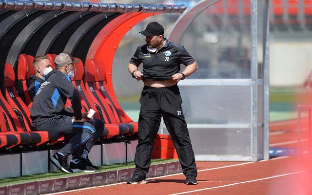 04 April 2021, Bavaria, Nuremberg: Football: 2nd Bundesliga, 1. FC Nürnberg - SC Paderborn 07, Matchday 27, Max-Morlock-Stadion Nürnberg. Paderborn coach Steffen Baumgart (r) pulls up his shirt before the match. Photo: Timm Schamberger\/dpa - IMPORTANT NOTE: In accordance with the regulations of the DFL Deutsche Fußball Liga and\/or the DFB Deutscher Fußball-Bund, it is prohibited to use or have used photographs taken in the stadium and\/or of the match in the form of sequence pictures and\/or video-like photo series