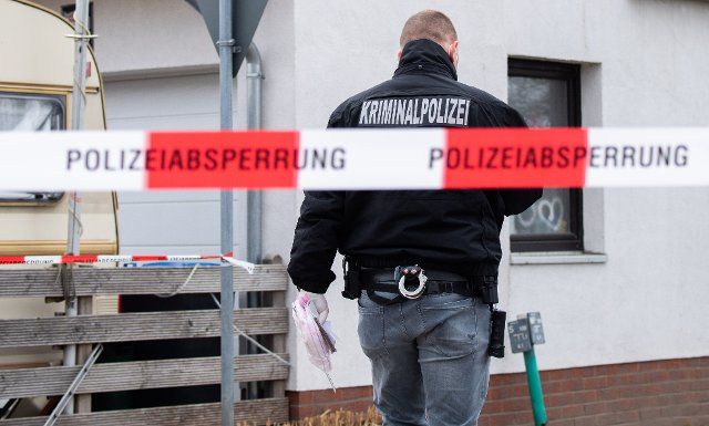 04 April 2021, Lower Saxony, Wunstorf: Employees of the criminal investigation department secure traces on a street in Idensen, a district of Wunstorf in the Hanover region. At noon, an altercation between three men took place in the village. During a stabbing in the course of the quarrel, a 48-year-old was seriously injured. Photo: Julian Stratenschulte\/dpa