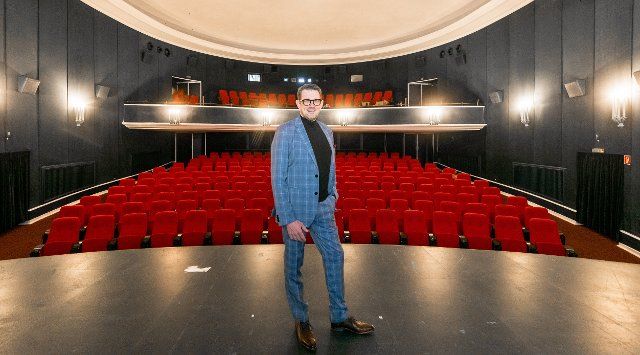 29 March 2021, Schleswig-Holstein, Ratzeburg: Martin Turowski, operator of the Ratzeburg cinema Burgtheater, stands in the cinema\