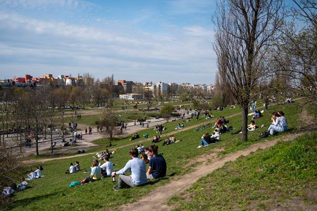 11 April 2021, Berlin: Numerous people enjoy the good weather in Mauerpark. Photo: Christophe Gateau\/dpa