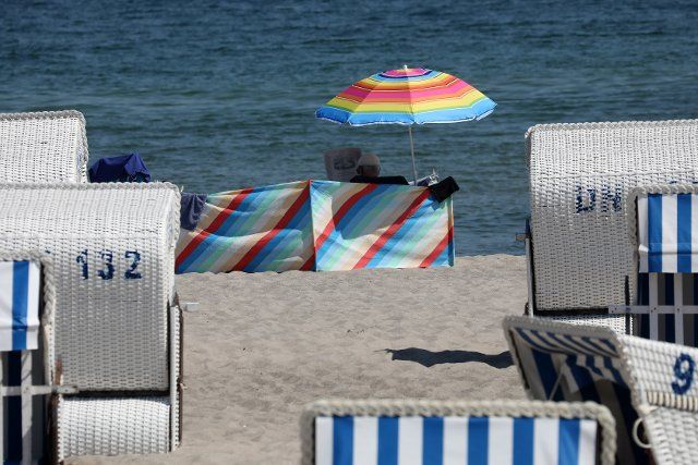 17 June 2021, Mecklenburg-Western Pomerania, Kühlungsborn: Holidaymakers enjoy the warm summer weather at the Baltic Sea. Photo: Bernd Wüstneck\/dpa-Zentralbild\/dpa