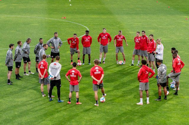 29 June 2021, Rhineland-Palatinate, Mainz: Football: Bundesliga, training kick-off FSV Mainz 05. Coach Bo Svensson speaks to the team. Photo: Torsten Silz\/dpa