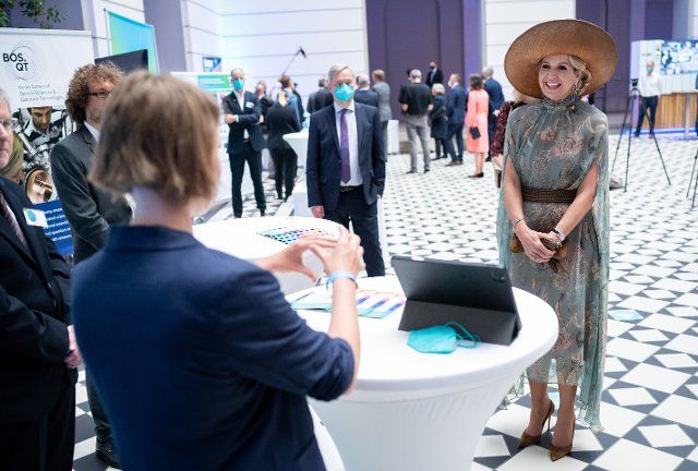 07 July 2021, Berlin: Queen Maxima of the Netherlands talks to scientists during a visit to Technische UniversitÃ¤t Berlin (TU). The royal couple is learning about key technologies from photonics and quantum research at the TU. The Dutch royal couple is in Berlin for a three-day state visit. Photo: Bernd von Jutrczenka\/dpa Pool\/dpa