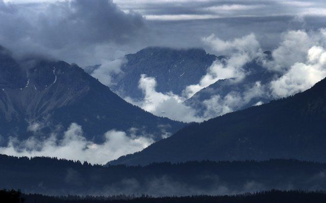 07 July 2021, Bavaria, Lechbruck: The valleys of the Allgäu Alps are covered in clouds. Photo: Karl-Josef Hildenbrand\/dpa