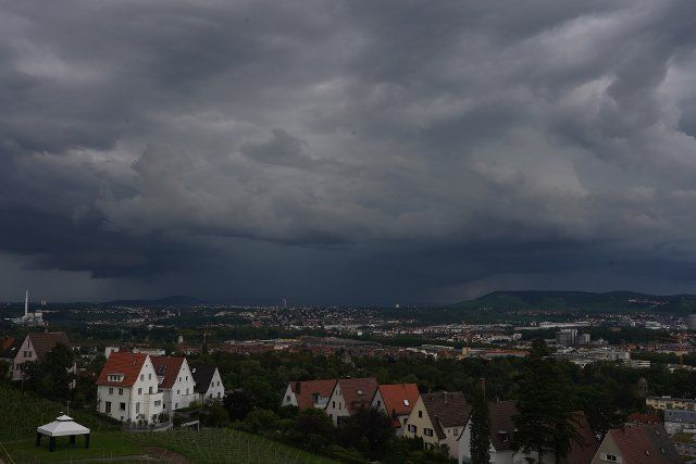 15 July 2021, Baden-Wuerttemberg, Stuttgart: View from Killesberg in Stuttgart towards Weinstadt and the Rems-Murr district, storm clouds are passing by. Photo: Andreas Rosar\/ Fotoagentur-Stuttgart\/dpa
