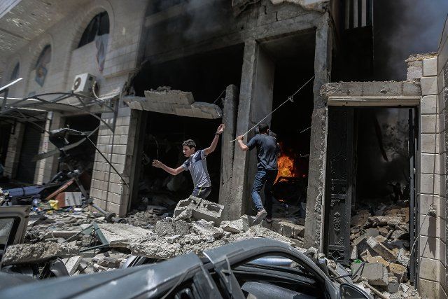 20 May 2021, Palestinian Territories, Gaza City: Palestinians inspect the damages in a building after it was hit during Israeli airstrikes, amid the escalating flare-up of Israeli-Palestinian violence. Photo: Mohammed Talatene\/dpa