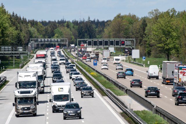 22 May 2021, Bavaria, Hofolding: Dense traffic pushes its way along the Autobahn 8 in the direction of Austria. Photo: Matthias Balk\/dpa