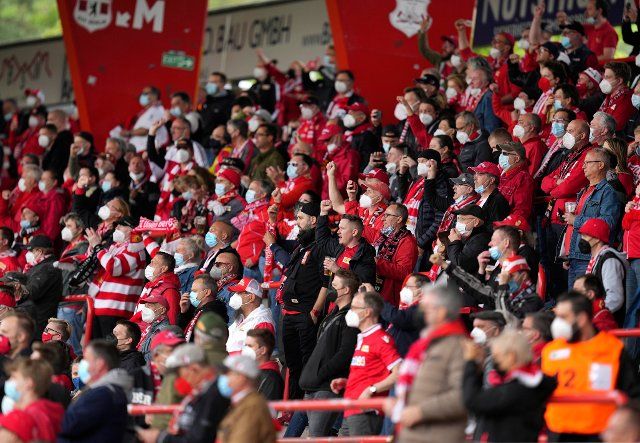 22 May 2021, Berlin: Football: Bundesliga, 1. FC Union Berlin - RB Leipzig, 34. matchday at Stadion An der Alten FÃ¶rsterei. The Union fans are in the stands. Photo: Michael Sohn\/POOL AP\/dpa - IMPORTANT NOTE: In accordance with the regulations of the DFL Deutsche FuÃŸball Liga and\/or the DFB Deutscher FuÃŸball-Bund, it is prohibited to use or have used photographs taken in the stadium and\/or of the match in the form of sequence pictures and\/or video-like photo series