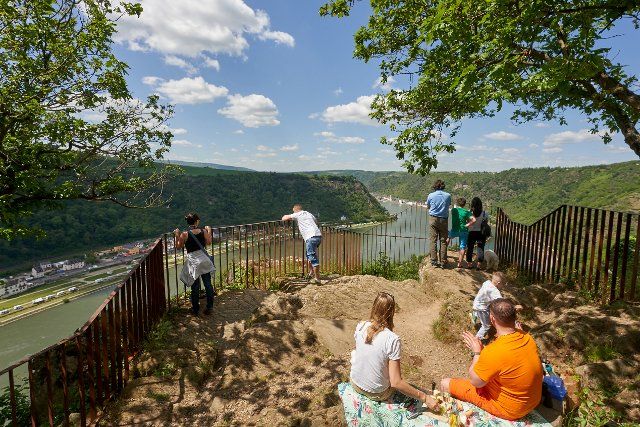 30 May 2021, Rhineland-Palatinate, St.Goarshausen: Walkers enjoy the view of the Middle Rhine from the Loreley Plateau. The sunny weather with warm temperatures up to 23 degrees attracted many people into nature on Sunday. Photo: Thomas Frey\/dpa