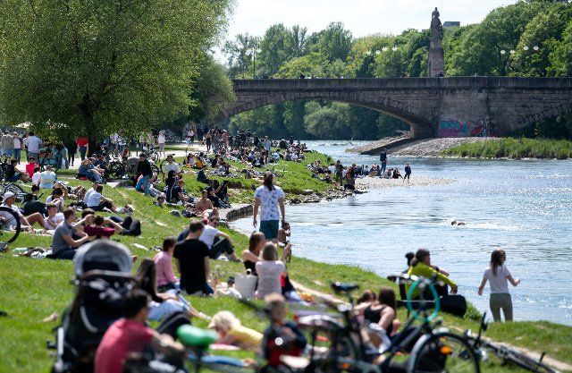 30 May 2021, Bavaria, Munich: Numerous people enjoy the beautiful and sunny weather on the banks of the Isar. Photo: Sven Hoppe\/dpa