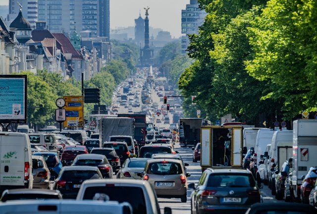 PRODUCTION - 31 May 2021, Berlin: Cars, trucks and delivery vehicles drive into the city on Kaiserdamm in the capital. An ECJ ruling on the exceeding of the limit values for nitrogen dioxide is expected. The EU Commission has sued Germany for exceeding the annual and hourly limits for nitrogen dioxide in numerous areas since 2010. Germany is thus systematically violating the EU air quality directive and has done too little to keep this violation to a minimum. Photo: Michael Kappeler\/dpa