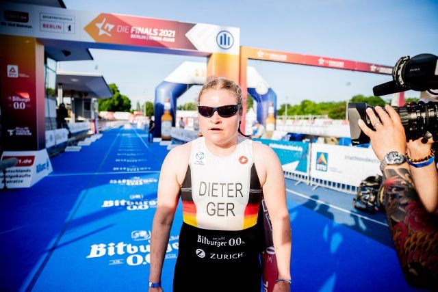 03 June 2021, Berlin: Para-Triathlon: German Championship, Olympiapark Berlin, Super Sprint Distance, Mixed Relay: Lena Dieter finishes first. Photo: Christoph Soeder\/dpa