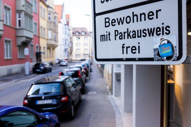 28 May 2021, Baden-Wuerttemberg, Freiburg: A sign reading "Residents with parking permit free" marks a zone with residents\